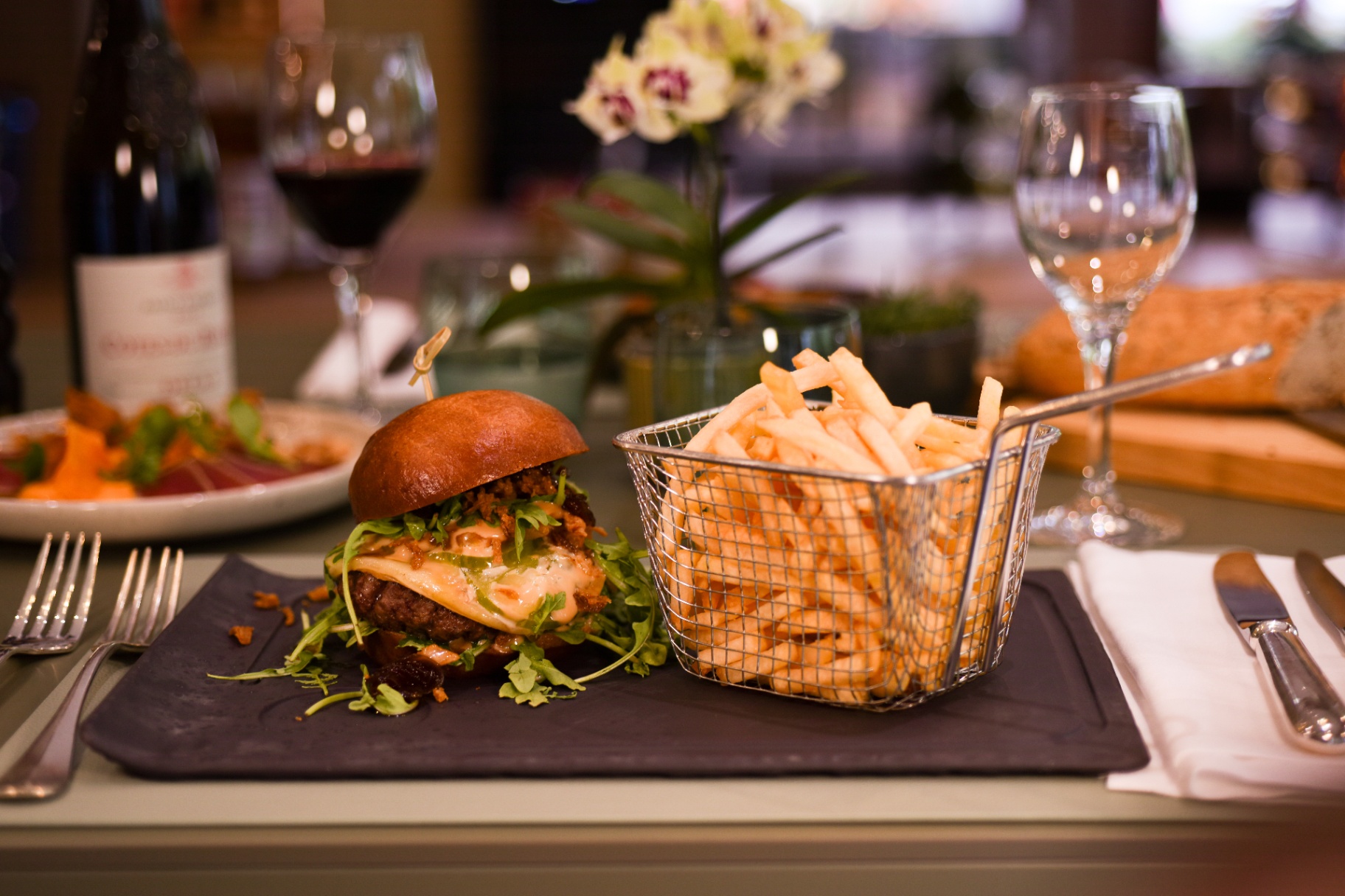 Burger maison et frites à la Brasserie Marie, Hôtel Brimer