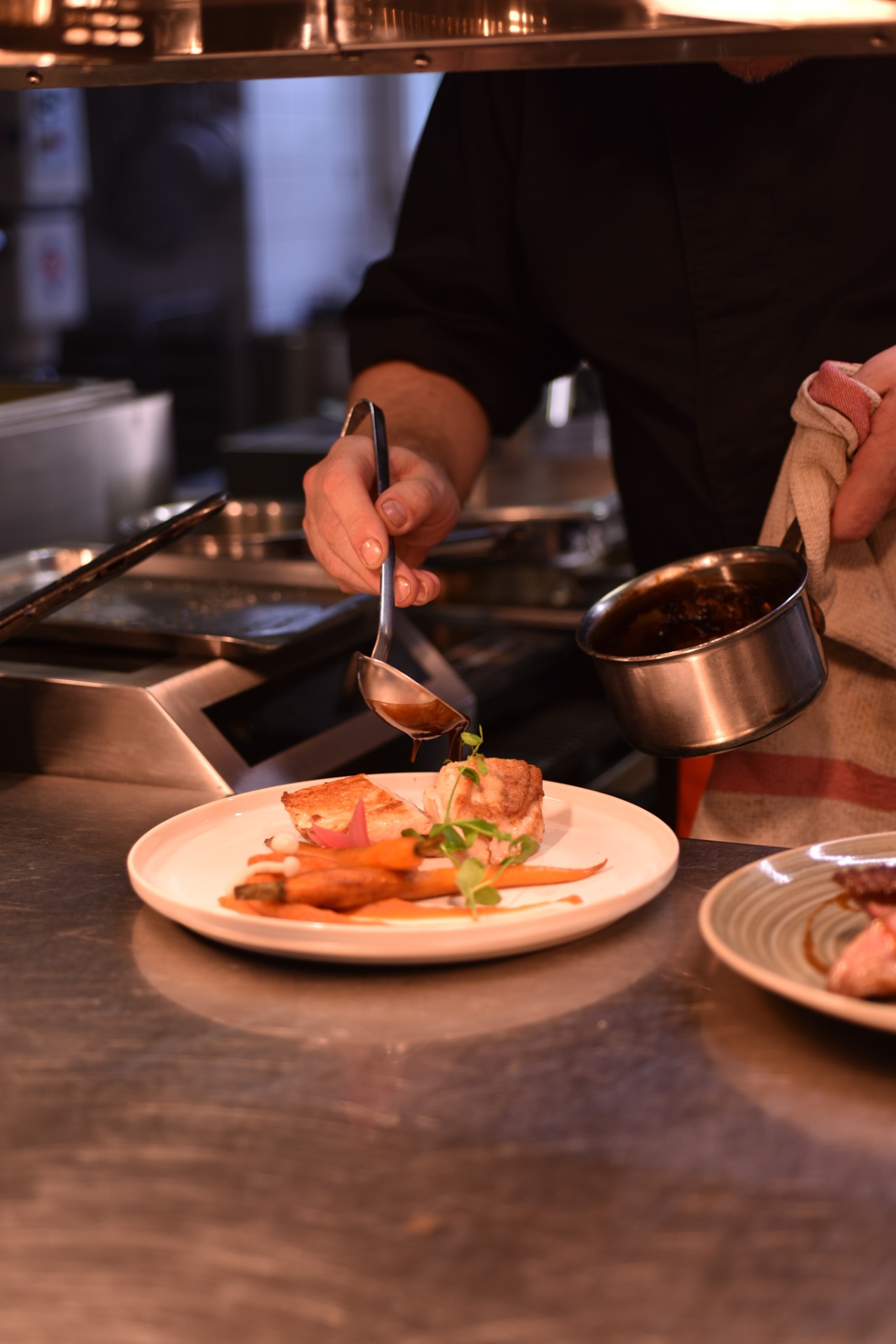 Dressage des assiettes au passe de la Brasserie Marie