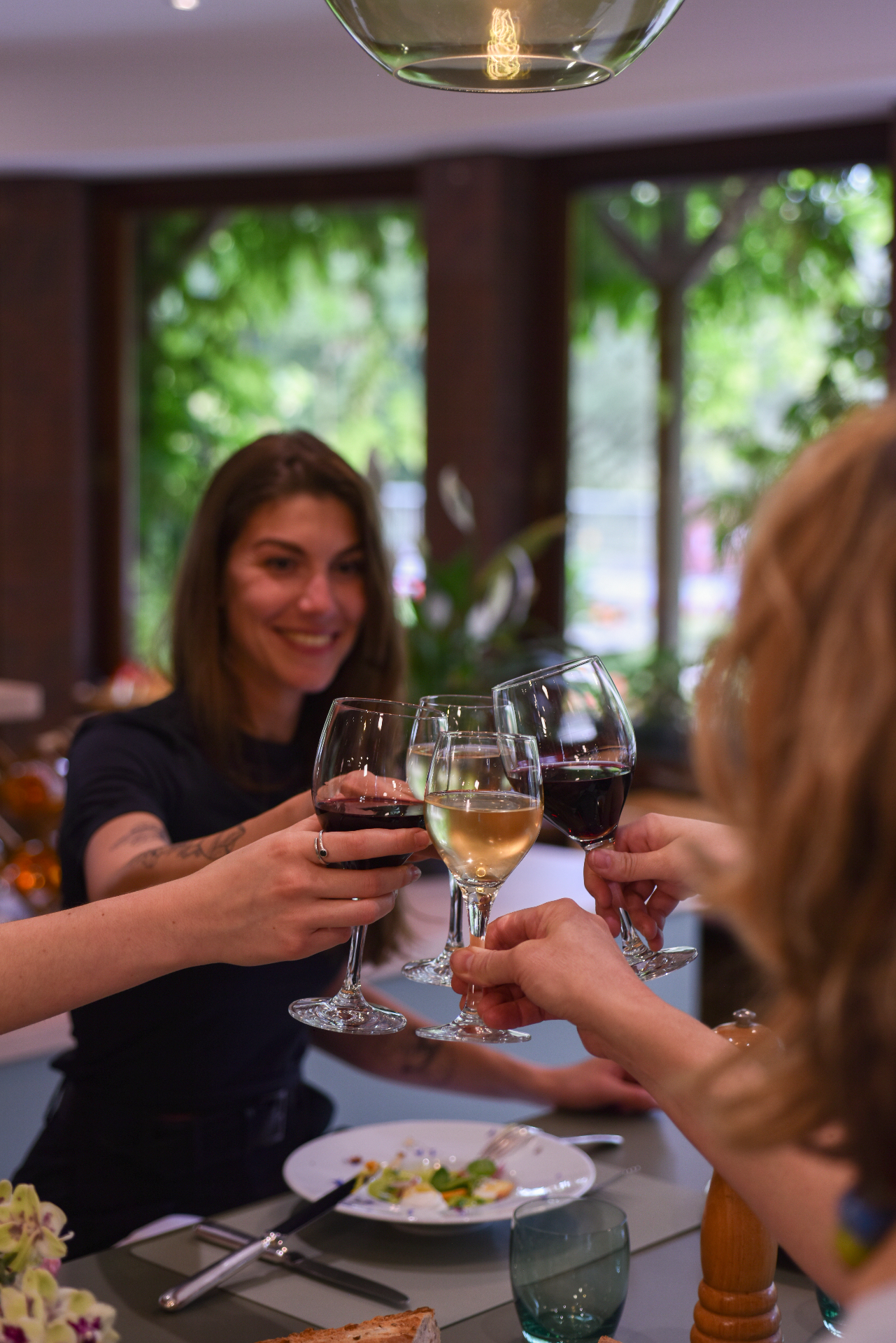 Convives trinquant à table à la Brasserie Marie, Hôtel Brimer